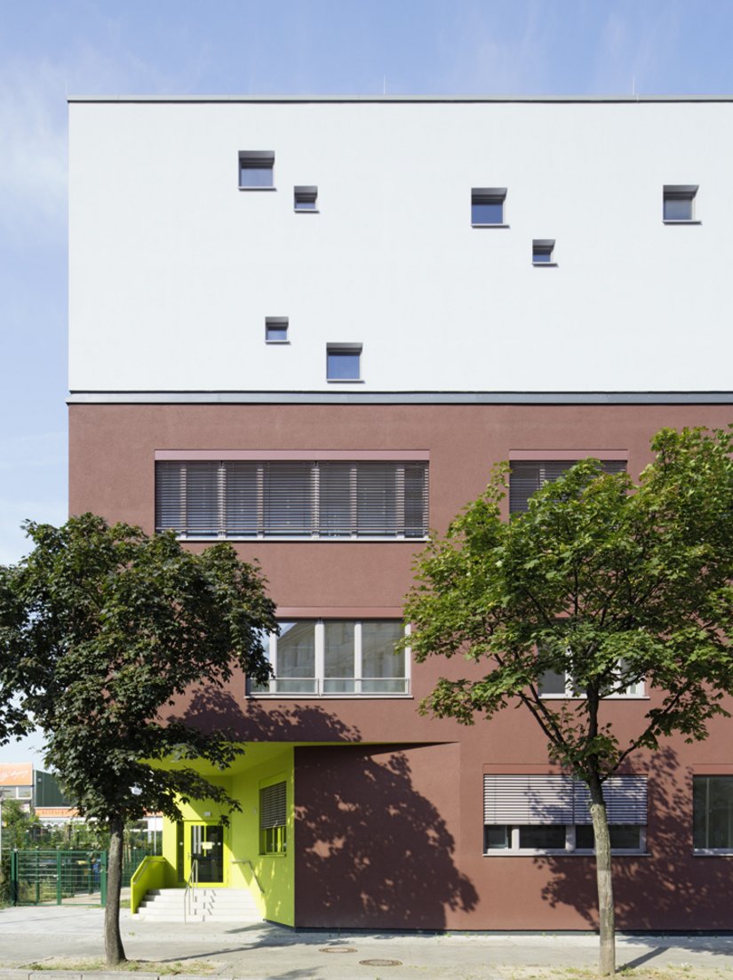 <p>Das Gebäude verläuft tagsüber mit der Farbe des Himmels. Dem Gebäude wird so ein Stück seiner Masse genommen.</p>