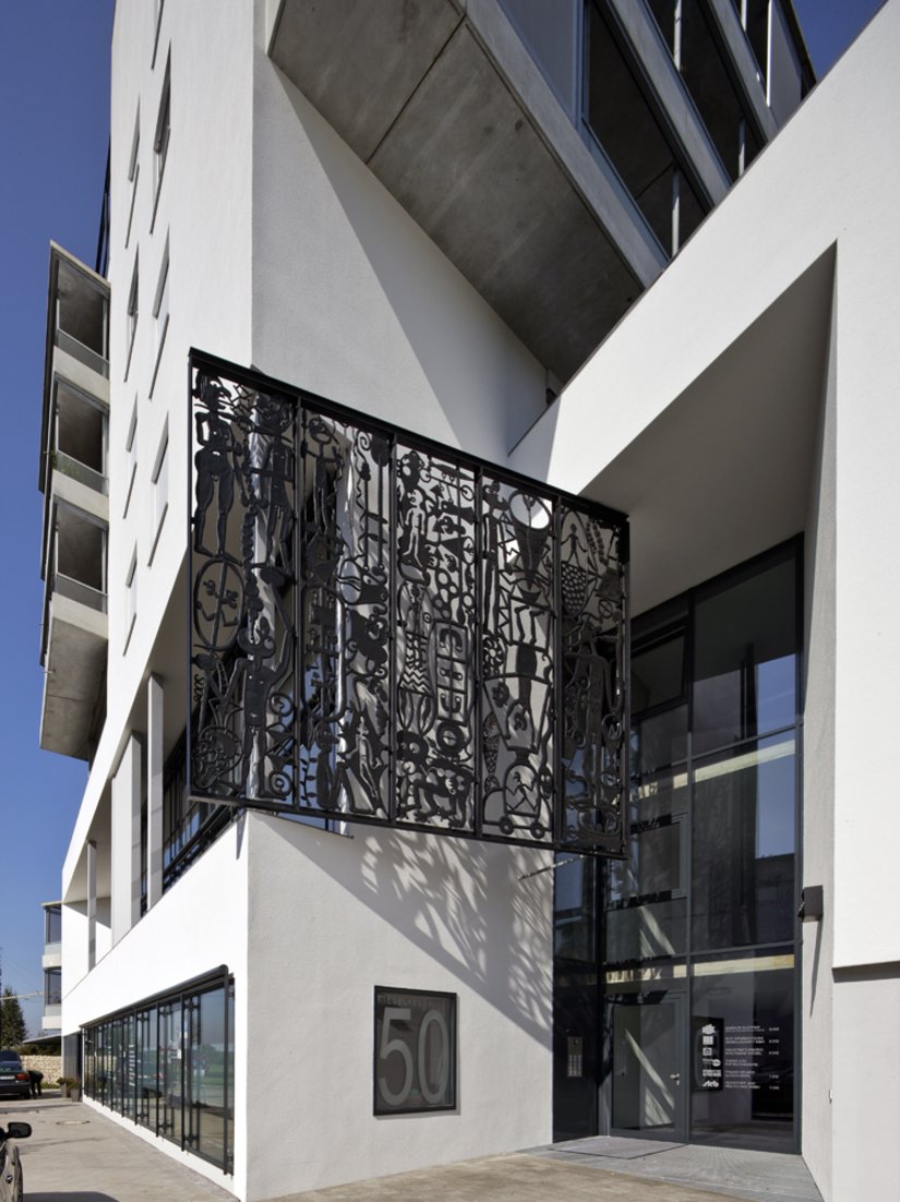 <p>Kontraste im Eingangsbereich: ein fast 30 m² großes, gusseisernes Relief des Leipziger Künstlers Frieder Heinze.</p>