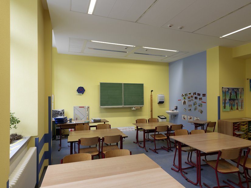 <p>Die Klassenräume sind in warmen Farben gestaltet.</p>