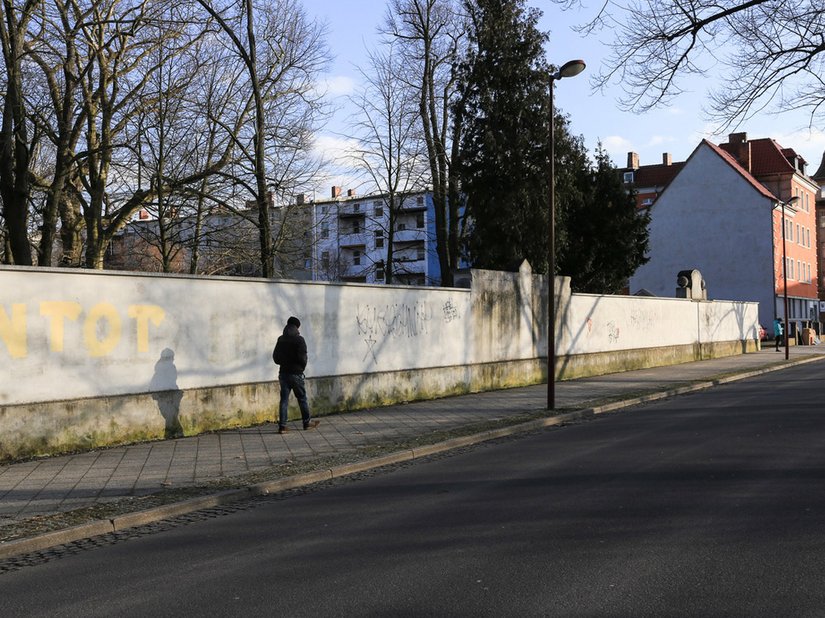 <p>Vorher: Ein Blick auf die sanierungsbedürftige Mauer, die den Stadtpark umgibt.</p>