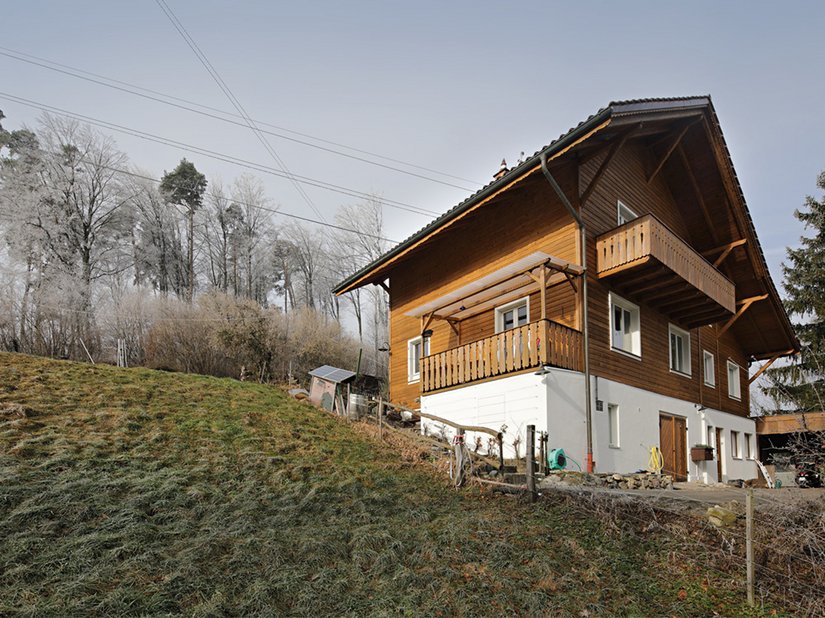 Im Zuge der Renovierung des Hauses nach typisch Schweizer Bauart wurde die abgewitterte Holzfarbe komplett entfernt. Zutage trat die natürliche Optik, die so gut gefiel, dass für die Beschichtung nur eine Lasur in Frage kam, welche die Ästhetik des Holzes erhält. Maler Walter La Rocca überzeugte seinen Auftraggeber, für den langlebigen Erhalt der Fassade Lignodur TopGuard einzusetzen.