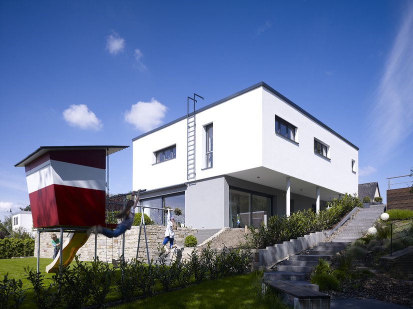 <p>Architektur und Innenarchitektur aus einer Hand – das vom Planungsbüro starkdesign entworfene Konzept für ein Einfamilienhaus beherrscht die Kunst der Reduktion.</p>