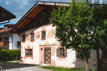 <div><p>Handwerkerhaus: Seit 1848 leben Nachkommen Zwincks in diesem Haus in Oberammergau – sie allearbeiteten ebenfalls als Maler.</p></div>
