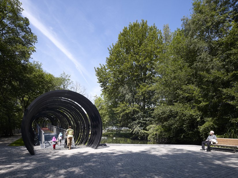 In Form eines großen U schließt hier die Brücke an den Fuß- und Radweg an.