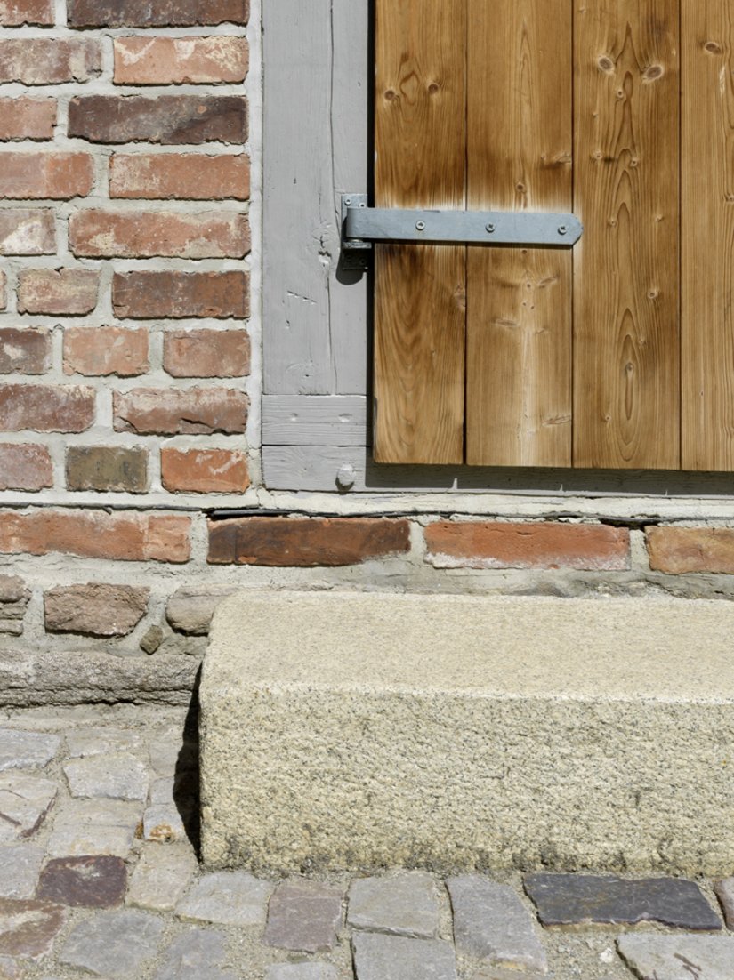 Vorhandene Farbgebungen aus alten Fragmenten wurden in den zeitlichen Bezug zur Entstehungszeit gebracht.