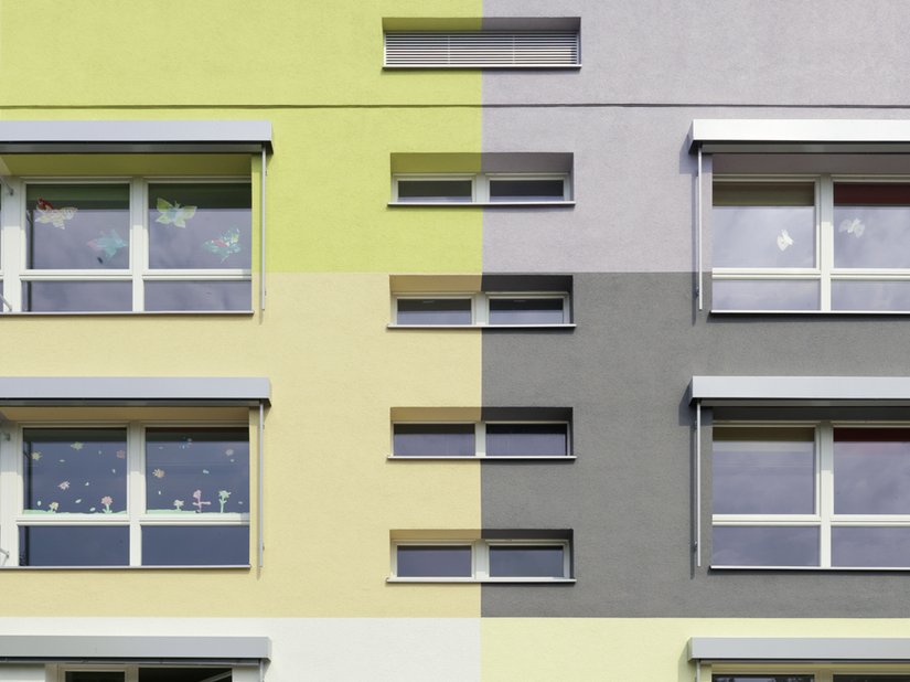 <p>Die kinderpädagogische Einrichtung lässt durch naive Farben alles wahllos kunterbunt erscheinen.</p>