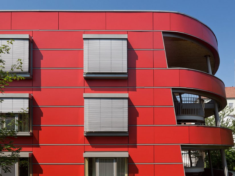 Die mit industriell lackierten Holzplatten verkleidete Fassade erhielt nach mehr als zwölf Jahren nach der Erbauung einen neuen Anstrich.