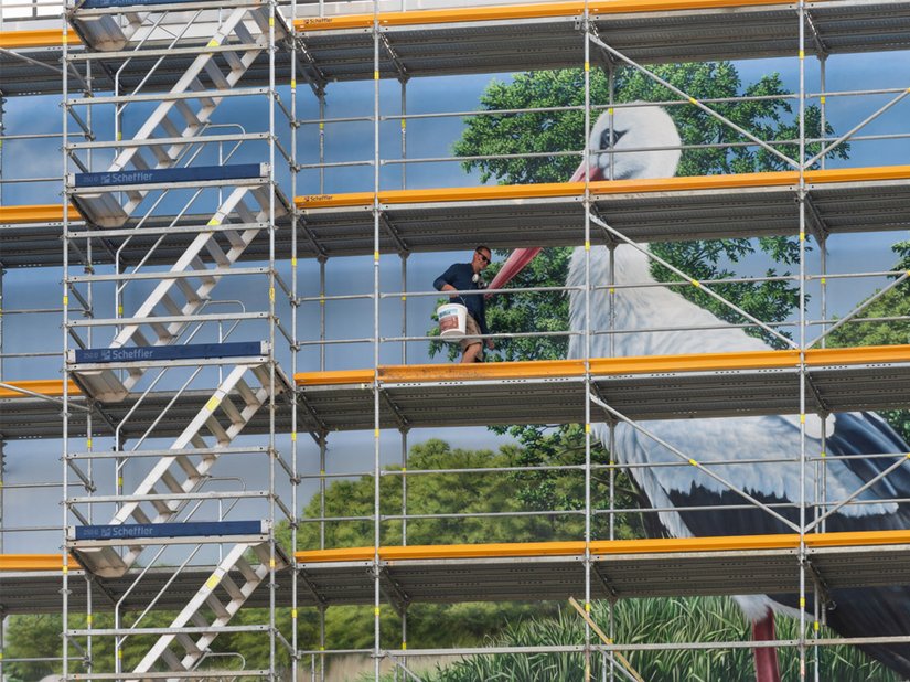 Auf einer Fläche von insgesamt 2.250 Quadratmetern brachte Brzozowski unterschiedliche Motive aus der natürlichen Umgebung des Havellands auf. Der Einrüstung, dem Sandstrahlen und dem Verputzen der Betonfassade folgten die Grundierung sowie das Betonfinish mit Produkten von Brillux in luftiger Höhe.