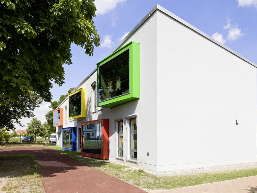 <p>Die fünf Fensterboxen stehen für die fünf Klassen, die in dem Gebäude untergebracht sind.</p>