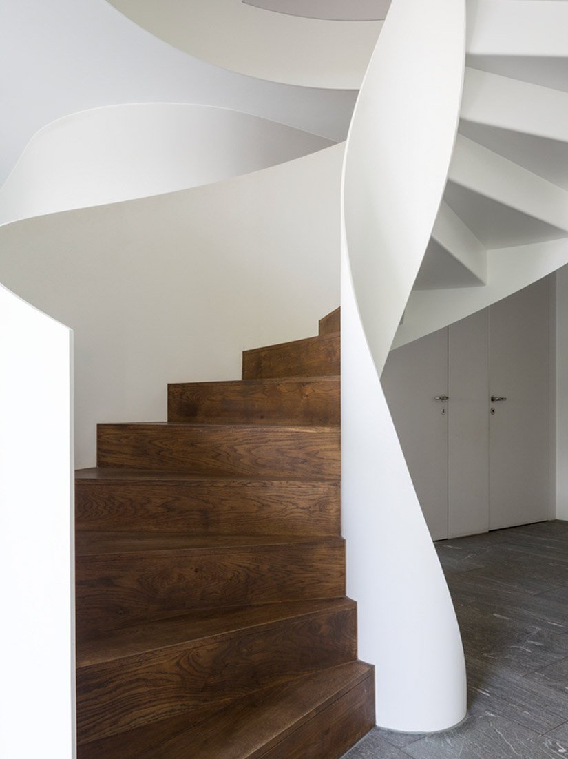 Vom Zentrum des Hochparterres führt eine Stahlwendeltreppe elegant nach oben.