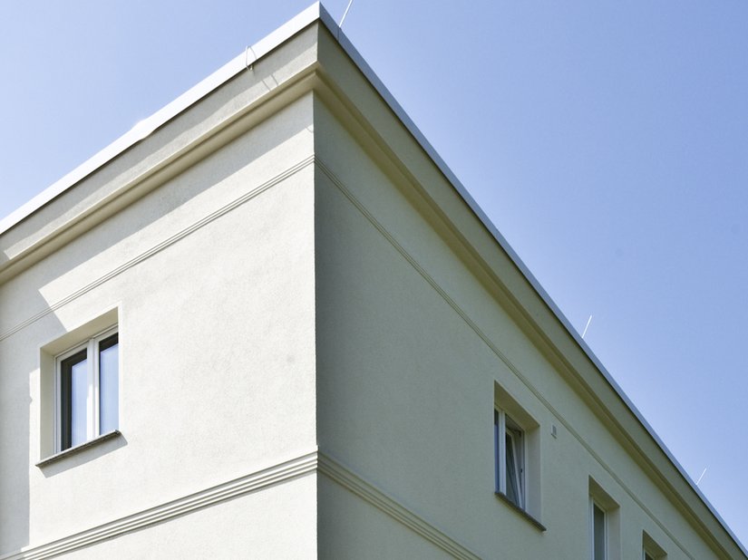 <p>Immer wieder sind Schattenkanten zu erleben. In das WDV-System integrierte Fassadenprofile beleben dezent die Fassadenfläche und machen das „Besondere“ des Hauses aus. Die entstehenden großen und kleinen Schattenkanten laden zu einer „Entdeckungsreise“ der wichtigen „architektonischen Kleinigkeiten“ ein.</p>
