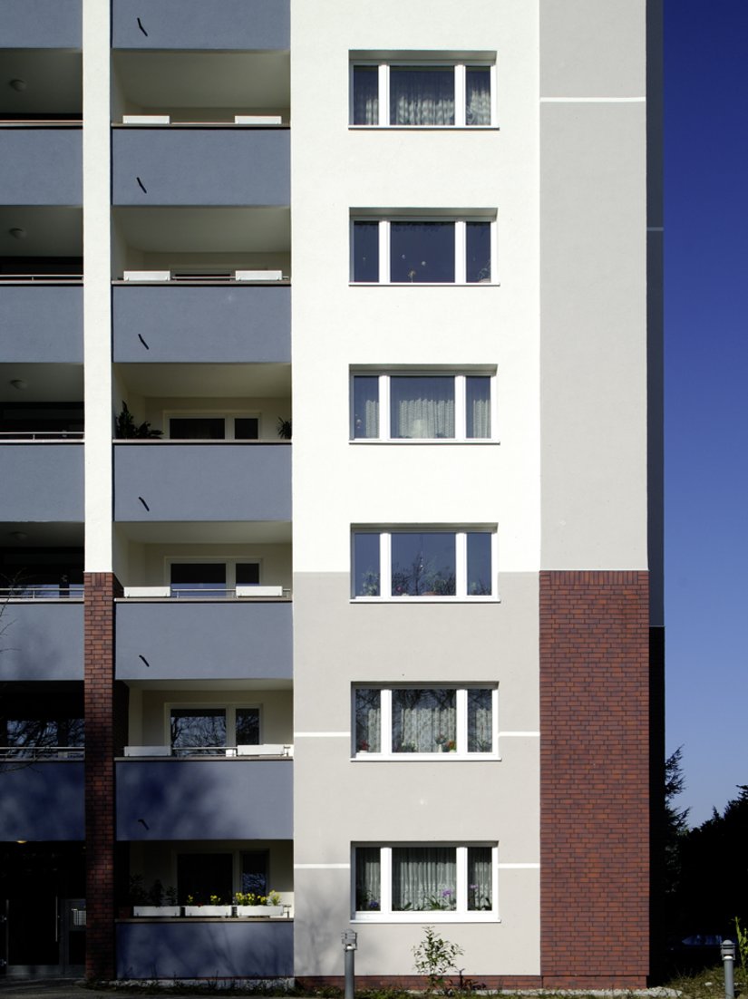 Die horizontale Gliederung des vormals schwerfällig wirkenden Hochhauses kommt in vielen durchdachten Absetzungen bis hin zu subtilen Linien zum Ausdruck.