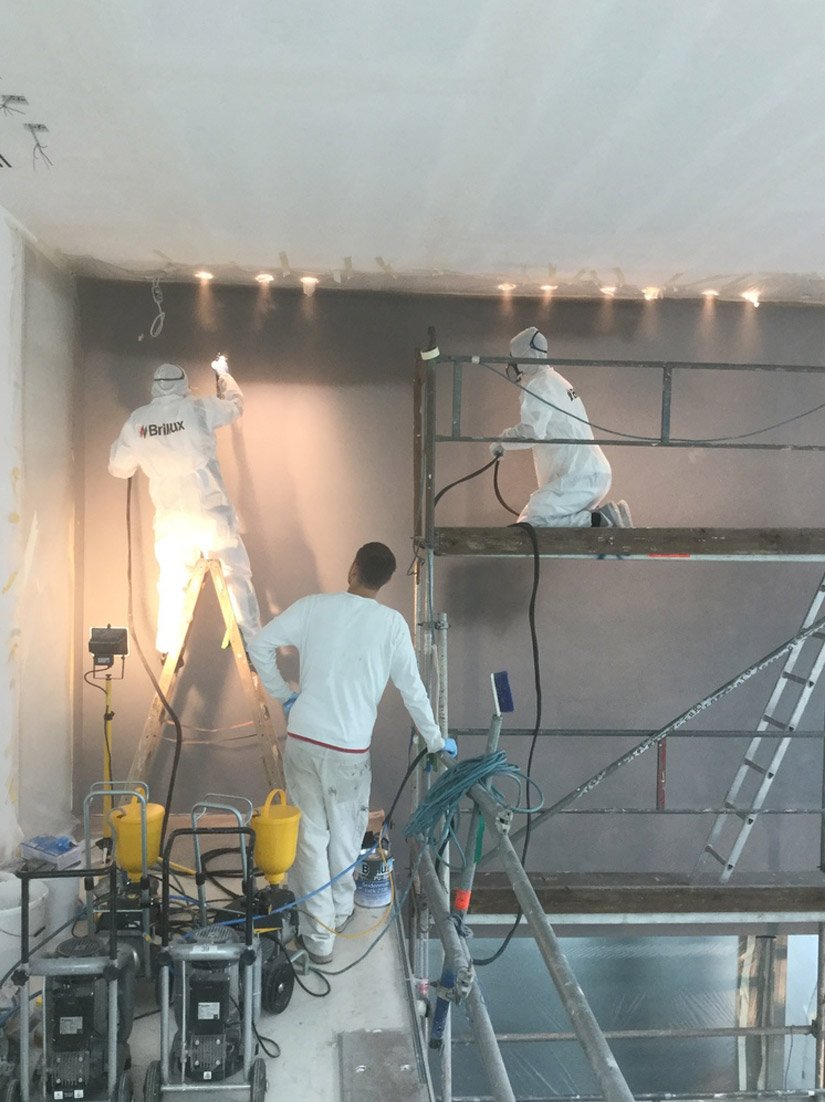 <p> Im rationellen Spritzverfahren beschichteten die Maler die grundierten Flächen mit Hydro-PU-Spray Seidenmattlack 2188 im gewünschten Farbton Anthrazit (RAL Design 000 40 00) und wählten für das Oberflächenfinish Softfeel.</p>
<p>&nbsp;</p>