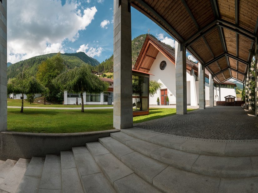 Die Ahrntaler Pfarrkirche steht inmitten der Südtiroler Alpen.