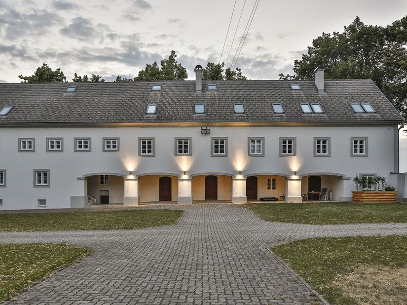 <p>Bei Dämmerung markieren die Lichter die Arkadenbögen.</p>