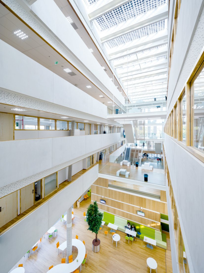 <p>Die Photovoltaikanlage auf dem Dach versorgt auch andere Gebäude auf dem Campus mit Energie.</p>