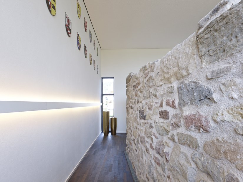 <p>Die alte Klostermauer wurde integriert und verläuft im Erdgeschoss quer durch das Hotel.</p>