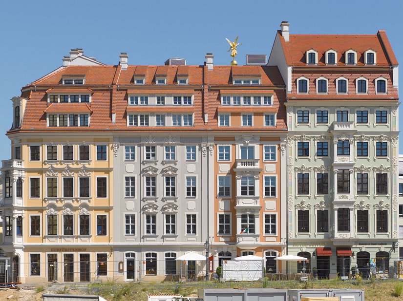 <p>Rampische Straße 1, 3, 5 und 7: Besonders das höchste Haus des Ensembles, erbaut 1715, galt als herausragendes Beispiel des Dresdner Barocks.</p>