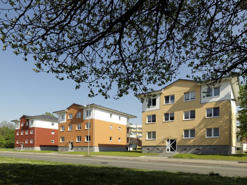 Für die neue Gliederung in 3 Einzelhäuser wurden zwei Aufgänge des Wohnblocks komplett abgerissen. Die übrig gebliebenen Gebäude wurden von 5 auf 3 Geschosse rückgebaut und erhielten nach dem Umbau Walmdächer.