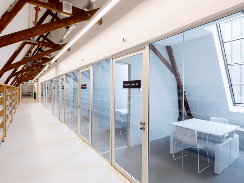 <p>Die Gruppen- und Lehrräume im Dachgeschoss ermöglichen konzentriertes Arbeiten in transparenten Nischen.</p>