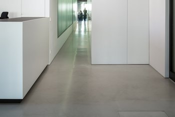 <p>Tropfenbildungen tragen in diesem Fall zum gewünschten Charakter als Used-Optik mit Floortec 2K-Mineralico SL 470 bei</p>