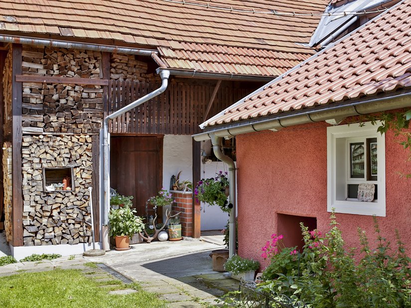 Der spezielle Charakter des Gebäudes bleibt durch die braunen Holzflächen erhalten.