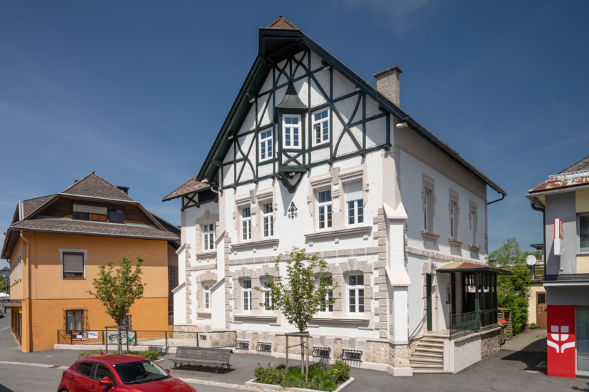 Eine stilvolle denkmalgeschützte Fassade in Weiß-Beige: Das ist das Ergebnis der Renovierungsmaßnahmen durch die MALmir OG für die „Alte Apotheke“ am Marktplatz in Ferlach. Bei der Beschichtung kamen Silikatprodukte von Brillux wie Extrasil zum Einsatz.