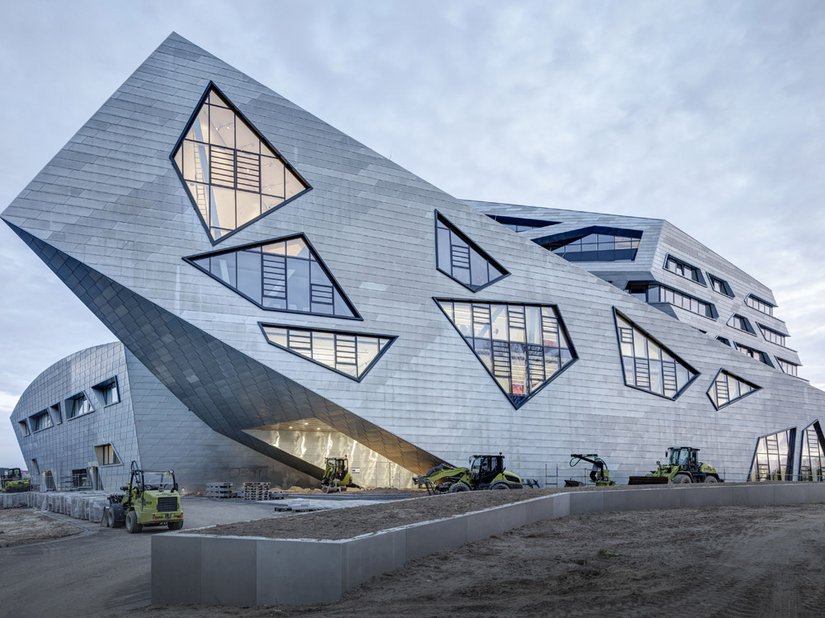 Das neue Universitätsgebäude setzt durch seine freie Architektur einen Kontrapunkt zu dem alten Kasernengebäude