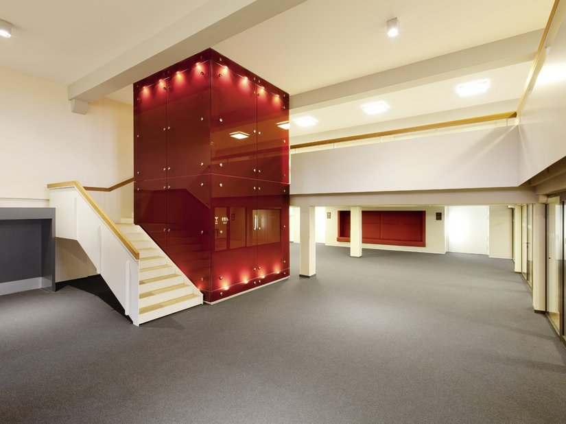 <p>Neue Stahltreppen und ein rot verkleideter Aufzug führen zu den Seminarräumen im ersten und zweiten Geschoss.</p>