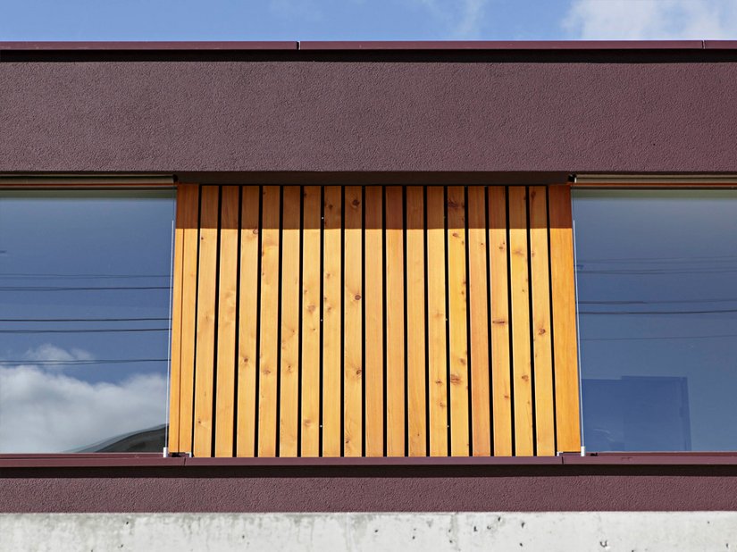 <p>Besonderes Highlight: Der gewünschte intensive Bordeaux-Farbton und die aus Holz gestalteten Fassadenelemente machen das Haus unverwechselbar.</p>