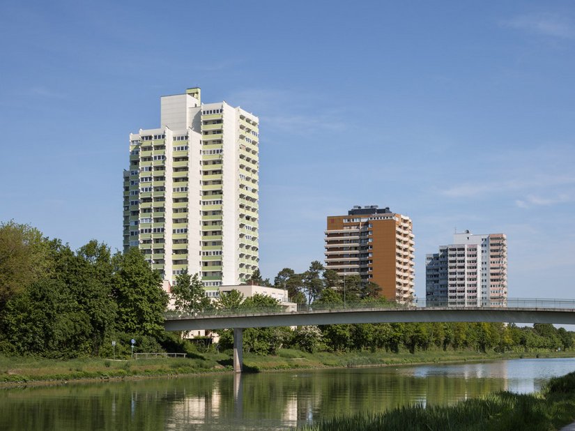 Ein Blick auf die Hochhaus-Komplexe am Europakanal.