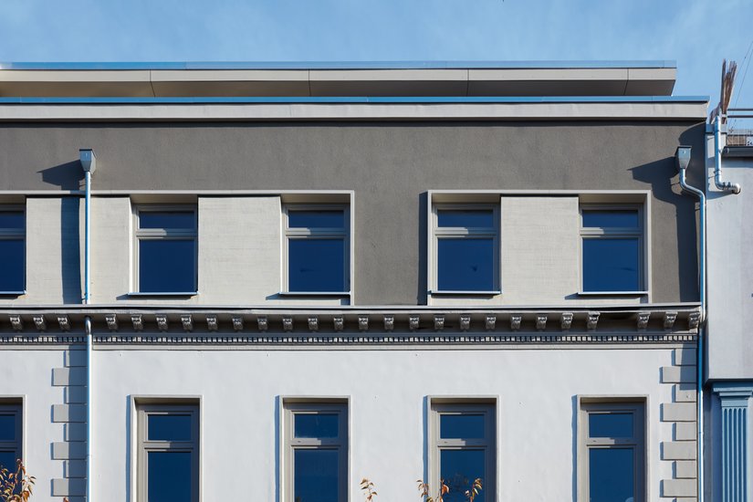 Fassadengestaltung auf Basis von Mineralwolle: Das Malerteam der DIX Logistik GmbH setzte für die Dämmung das Brillux WDVS MW Top ein.