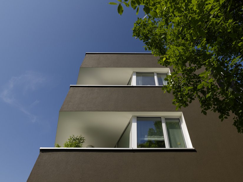 Das helle Innere der Balkone lässt den Bereich weiträumiger wirken.