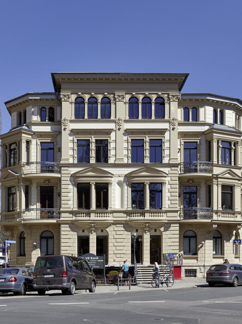 <p>Die Schauseite des Gebäudes befindet sich an der Straßenecke Dingelstedtstraße (links) und Hummelstraße (rechts). Deutlich zu sehen, die für viele Wohnbauten der damaligen Zeit übliche Rustikaverblendung mit darüber angeordneten korinthischen Pilastern.</p>