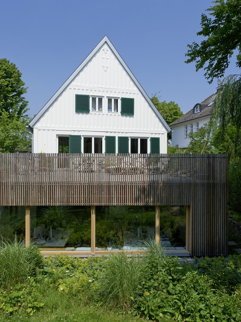 Der Holzunterbau fügt sich perfekt in das Gesamtbild ein.