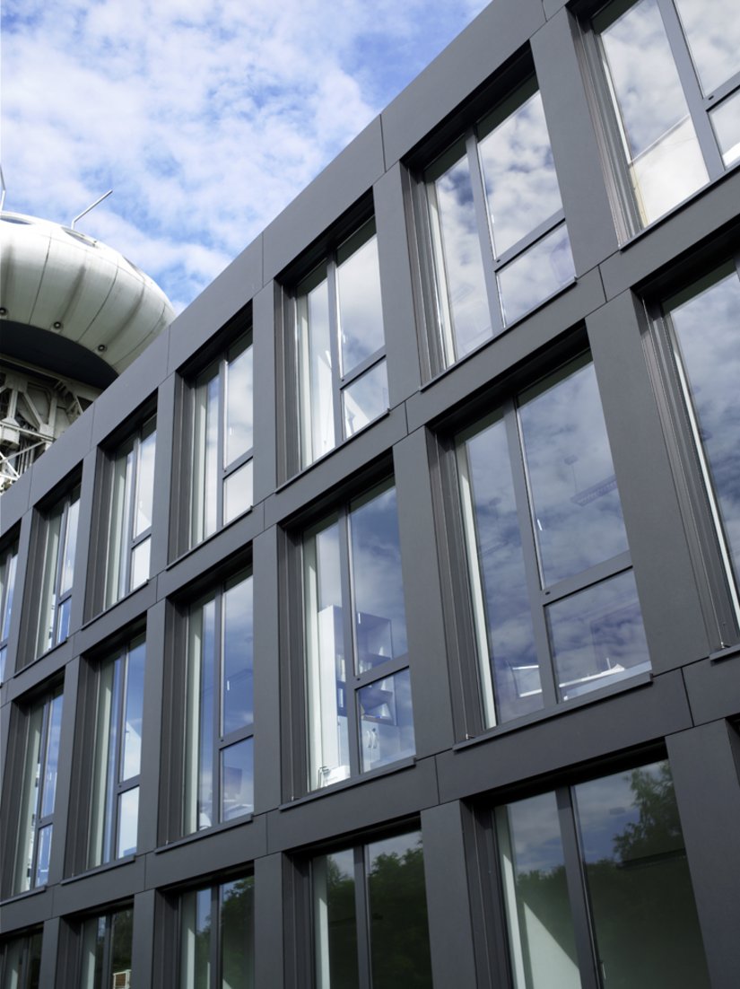 Die langen Fenster lassen das Gebäude lebendig und offen wirken.