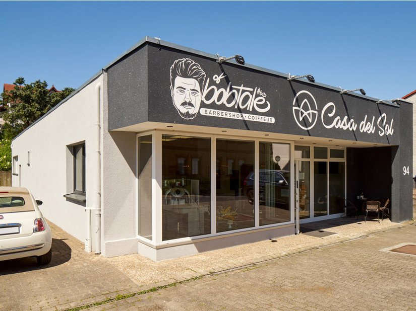 Glanz-Effekte innen und außen: Die neue dunkle Fassade des Friseursalons funkelt dank dem Effektzusatz Siliciumcarbid 3538. Hier bleibt sogar der ein oder andere Passant für ein Foto stehen.