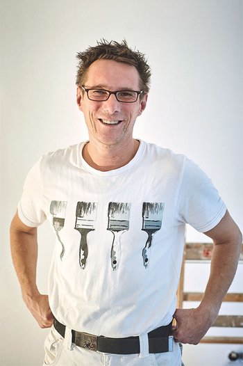 <p>Geselle Oliver Öhns trägt die Liebe zur Malerei sogar auf dem T-Shirt. Der Braunschweiger mag seinen vielseitigen Job und das Leben in der Stadt</p>