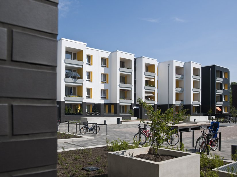 <p>Die Farbkombination aus Anthrazit, Grau und Gelb lässt das sanierte Gebäude sehr modern aussehen.</p>