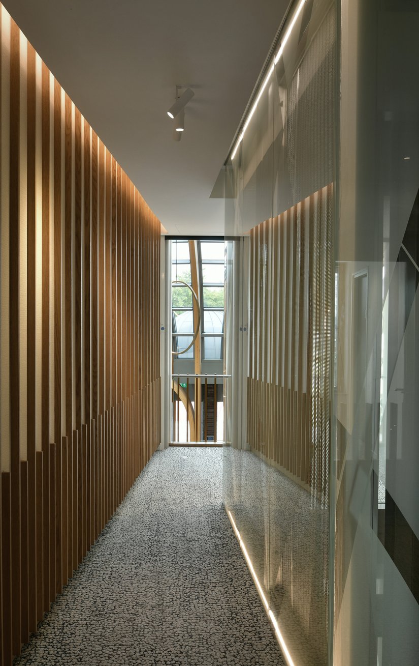 Das Design- und Materialkonzept vom Atrium bis zum Eingang setzt sich bis in die Büroetagen fort.