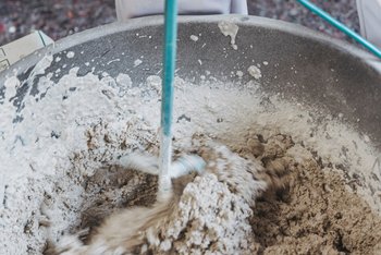 <p>Die Flüssigkomponente macht die Wasserzugabe überflüssig und&nbsp;sorgt&nbsp;für eine gleichmäßige Konsistenz.</p>