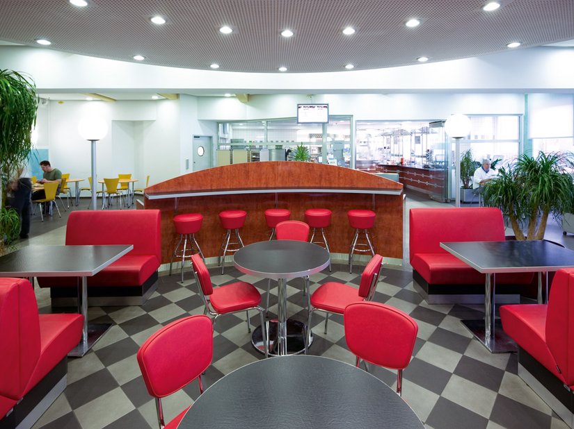 <p>Noch einmal Betriebsrestaurant Halle 1 Nord: Sie ist in unterschiedliche Farb- und Erlebnisbereiche zoniert. Diese Gliederung spiegelt sich in Bestuhlung, Innenarchitektur und auch der Fußbodengestaltung wider.</p>