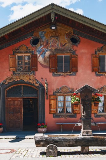 <div><p>Marienbildnis: Kaum ein Haus entlang der Rottstraße kommt ohne Darstellung der Gottesmutter aus. Dieses&nbsp; Werk Karners ziert heute das Geigenbaumuseum in Mittenwald.</p></div>