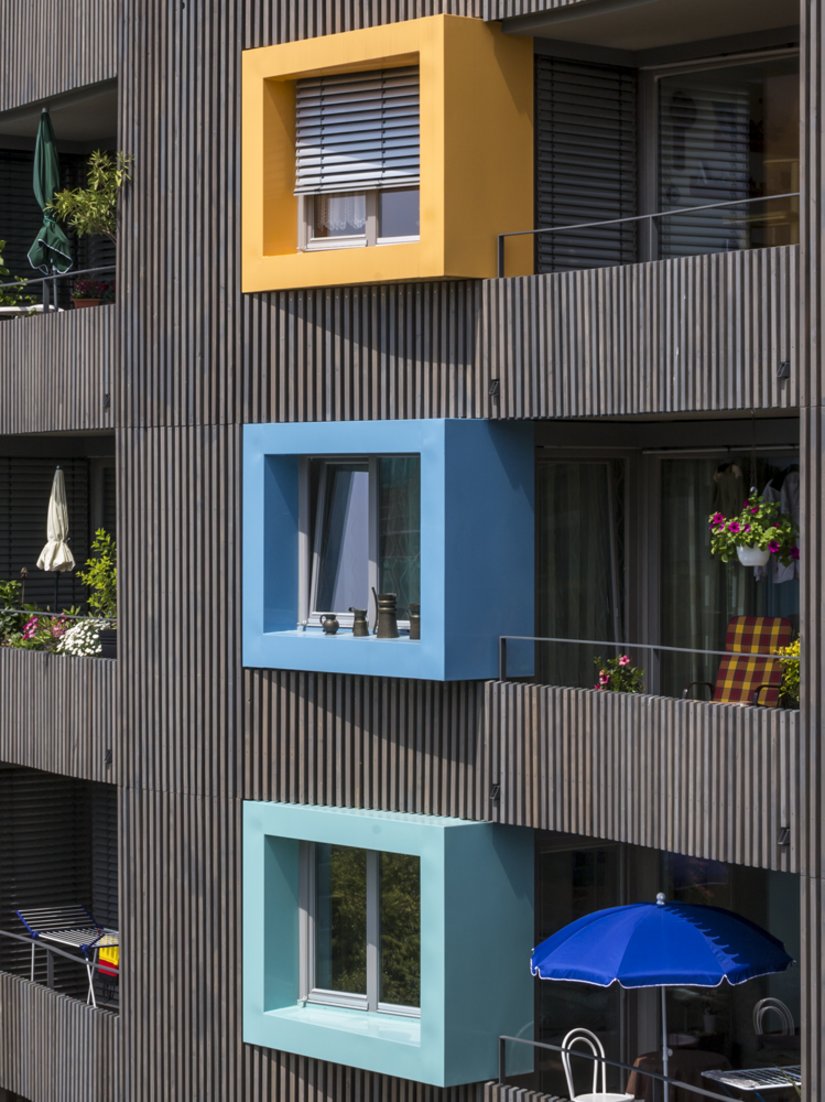 Die Fensterkästen werden in drei unterschiedlichen Farben gehalten.