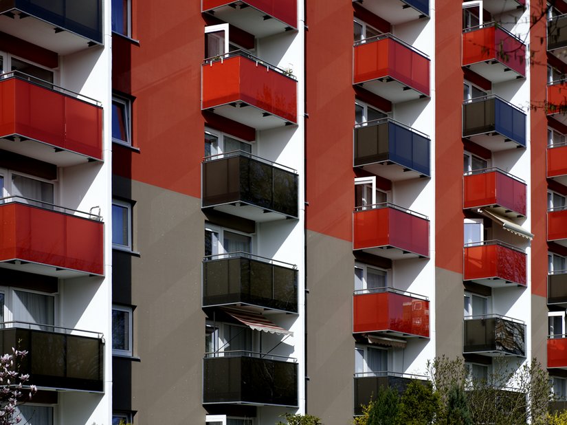 <p>Helle Felder neben und zwischen den Fenstern beleben den Rhythmus ähnlich dem Farbwechsel der Balkone.</p>