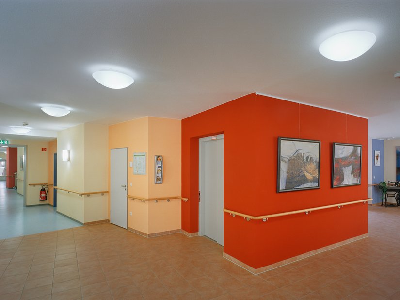 <p>Im Foyer schaffen Licht, Farbe und die Wahl verschiedener Oberflächen Orientierung und Atmosphäre.</p>