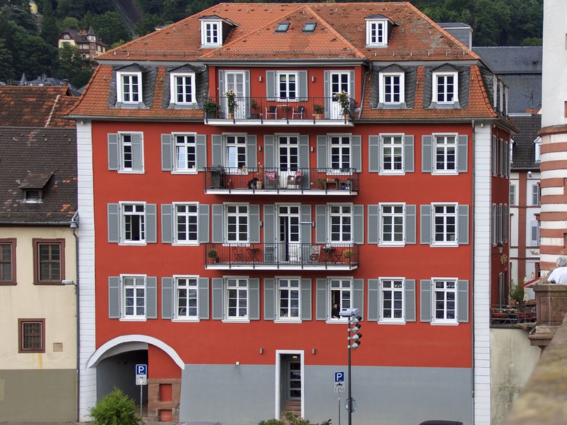 <p>Rot und Grau dominieren die Fassade des alten Schulhauses.</p>
