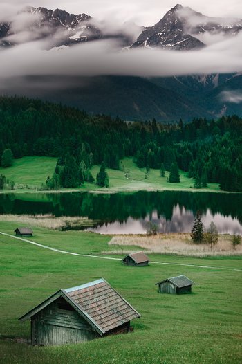 <p>Malerisch präsentiert sich die Natur rund um die beiden Alpendörfer – so wie hier der Geroldsee bei Mittenwald.</p>