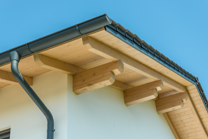 Das ungeschützte Holz der Dachuntersicht ist aufgrund des hohen Feuchtigkeitsrisikos besonders anfällig für Verwitterung. Damit der natürliche Farbton lange bestehen bleibt, trug das Malerteam Contrabol Aqua in Kombination mit VarioGuard Tix auf.