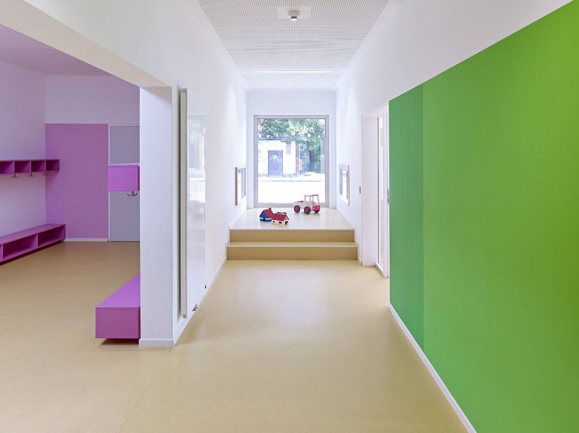 <p>Das Innere der Kindertagesstätte ist bunt und farbenfroh.</p>